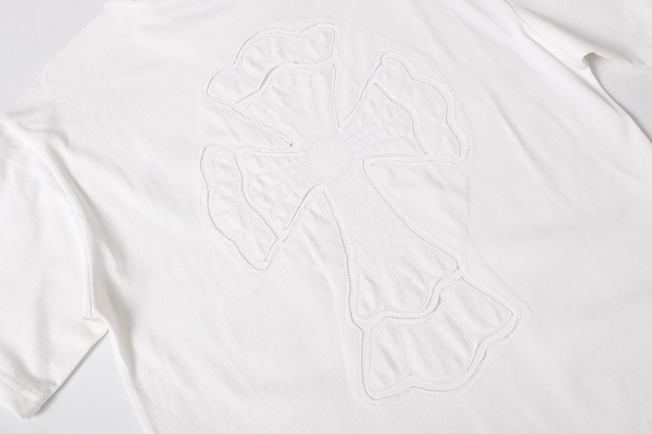 P160 Chrome Hearts CH Chrome Hearts Heavy Industry patch embroidered cross ✝️Short-sleeved T-shirt Use imported Tajima machine embroidery Correctly configured Black 2025 Chrome Hearts nylon bag authentic packaging 260 grams of custom-dyed double-yarn cotton Large version Loose and stylish Differentiated from low version slim and long version The upper body pulls the hips 100% commitment: top quality Do not make fast food The highest version on the market Top quality - different from those ordinary versions on the market If you care about quality, you should also respect the price. Absolutely 0 after-sales service and 0 return rate so far. It’s hard not to love the style - 260g custom-dyed double yarn fabric - Correct high-density main mark, washed tag, hand-sewn